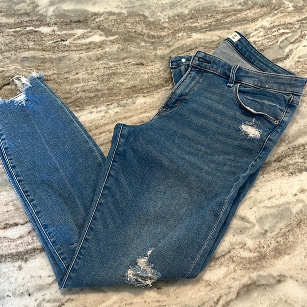 Abercrombie & Fitch is Super Skinny Distressed Ankle Jean - size 21 / 12L